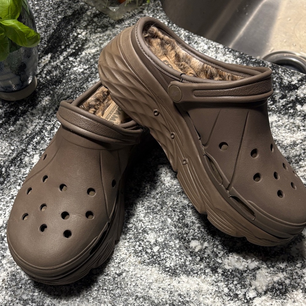 Sketchers Foamies Taupe clogs/ Faux leopard fur lining